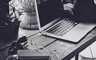 英国男子皮肤Q弹破纪录,脸夹161个夹子,脖子皮肤一拉可当口罩戴